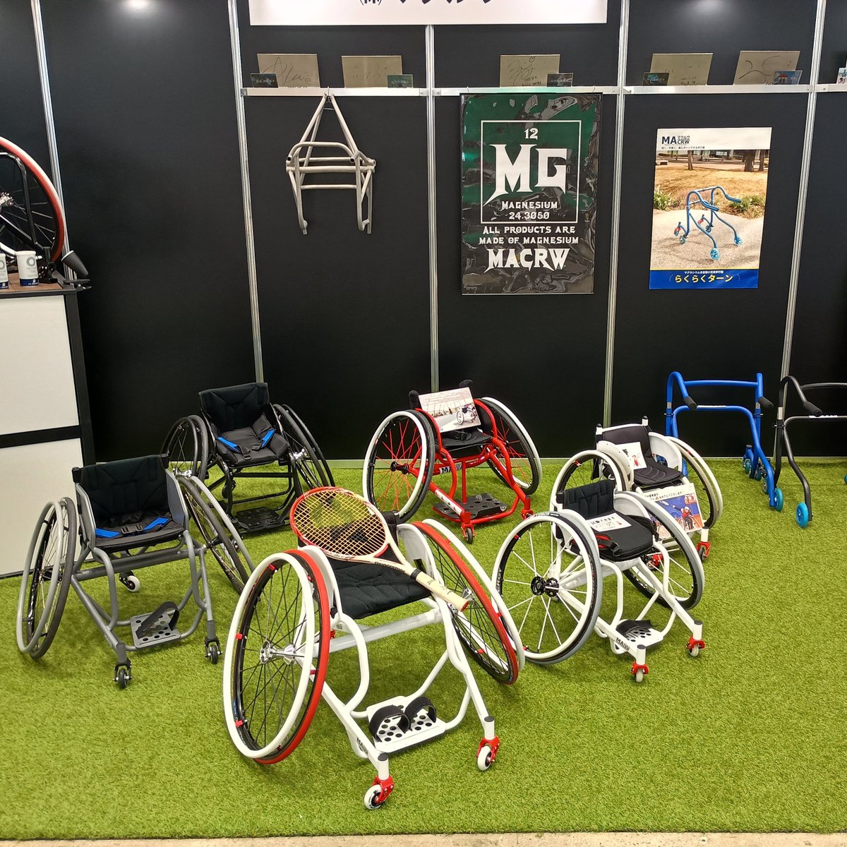 MACRW_Magnesium's tweet photo. パラサポさんが「誰もが踊れるインクルーシブなダンス」を創るというニュース。
昨年、国際福祉機器展で車いすダンスの選手が声をかけてくれました。テニスもダンスも、その場で回る"回転性"が大切で、設計はよく似ています。
テニスで培った軽さと回転性は、他の場所でも活きるはずです。 https://t.co/WVMzMZDORJ