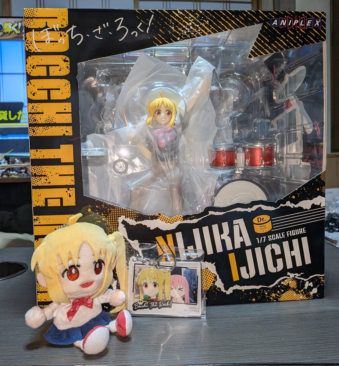 虹夏ちゃん届いたよ 箱デカすぎ！ そのへんにあった同じ1/7スケールの