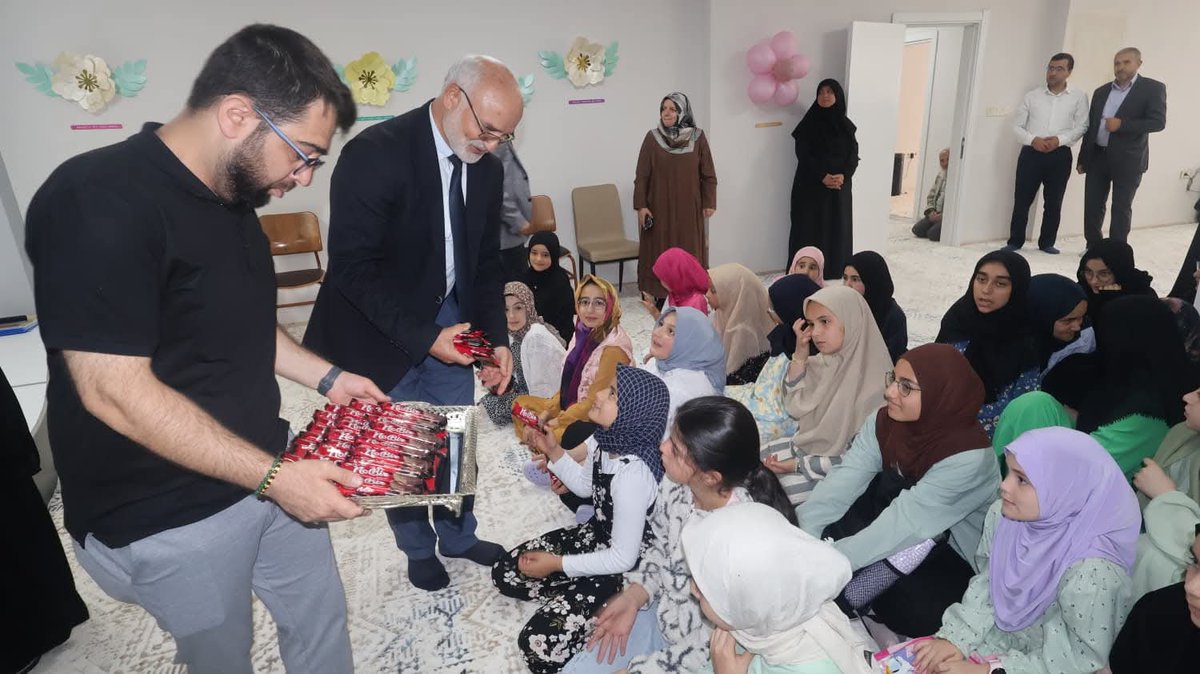 HayriErenay's tweet photo. Yaz Kur'an Kursları kapsamında eğitim gören kız öğrencilerimiz yeni yerleşkemize taşınarak eğitimlerine başladılar. Öğrencilerimizle bir araya gelerek başarı dileklerimizi ifade ettik. 

@DIBSafiArpagus @aidemir @74Fethi @IsliyenDr @Cevdet_Atay https://t.co/FnXp6uEgCY