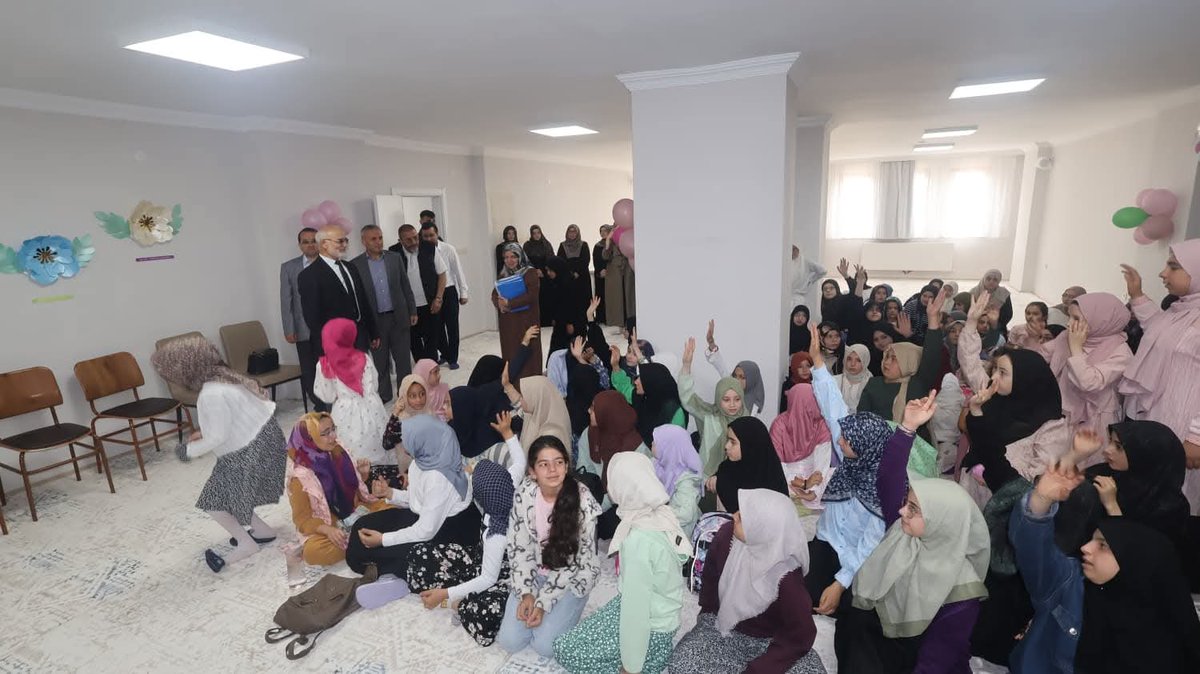 HayriErenay's tweet photo. Yaz Kur'an Kursları kapsamında eğitim gören kız öğrencilerimiz yeni yerleşkemize taşınarak eğitimlerine başladılar. Öğrencilerimizle bir araya gelerek başarı dileklerimizi ifade ettik. 

@DIBSafiArpagus @aidemir @74Fethi @IsliyenDr @Cevdet_Atay https://t.co/FnXp6uEgCY
