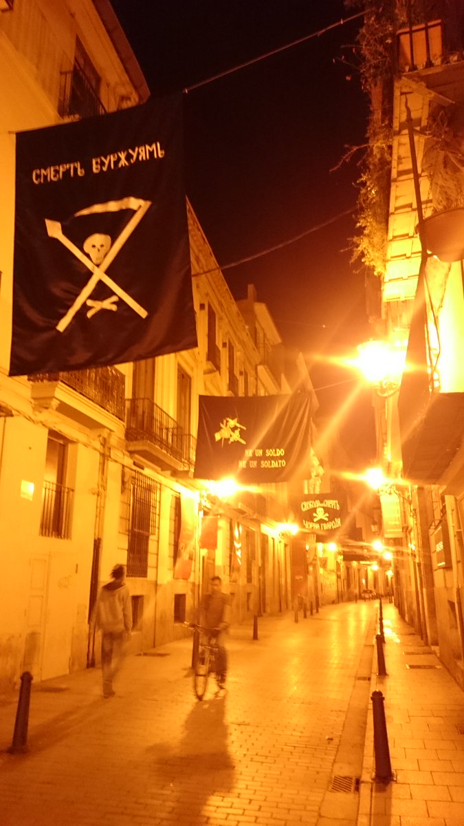ArteYAnarquia's tweet photo. "Todos los muertos". Intervención artística del colectivo Democracia en el centro urbano de Valencia. https://t.co/eehXg4WuDn