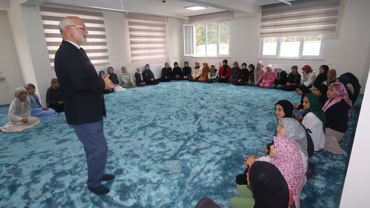 HayriErenay's tweet photo. Yaz Kur'an Kursları kapsamında eğitim gören kız öğrencilerimiz yeni yerleşkemize taşınarak eğitimlerine başladılar. Öğrencilerimizle bir araya gelerek başarı dileklerimizi ifade ettik. 

@DIBSafiArpagus @aidemir @74Fethi @IsliyenDr @Cevdet_Atay https://t.co/FnXp6uEgCY