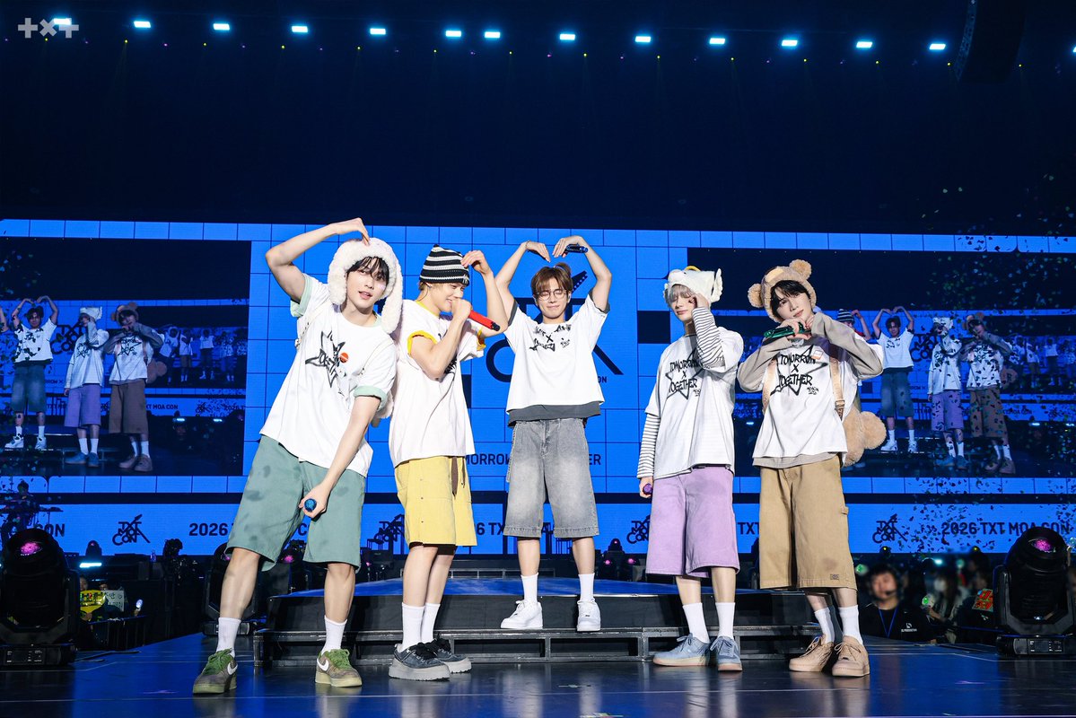 L0VELYBEOMIE's tweet photo. THE WAY TAEHYUN IS STANDING ON THE LITTLE PLATFORM AND HE’S STILL THE SAME HEIGHT AS THE MEMBERS 😭😭😭😭😭😭 https://t.co/krl0JHfm4e