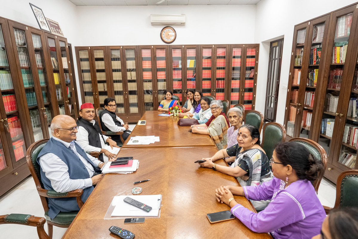 yadavakhilesh's tweet photo. माँग है कि : 
- परिसीमन बिल के माध्यम से उच्च सदन में भी सीटें बढ़ाई जाएं; 
- ⁠महिला आरक्षण बिल के माध्यम से PDA में शामिल पिछड़े समाजों की महिलाओं और अल्पसंख्यक मुस्लिम महिलाओं का उचित प्रतिनिधित्व सुनिश्चित किया जाए;
- ⁠ महिला आरक्षण 2027 के उप्र के विधानसभा चुनाव में ही लागू कर दिया जाए।
