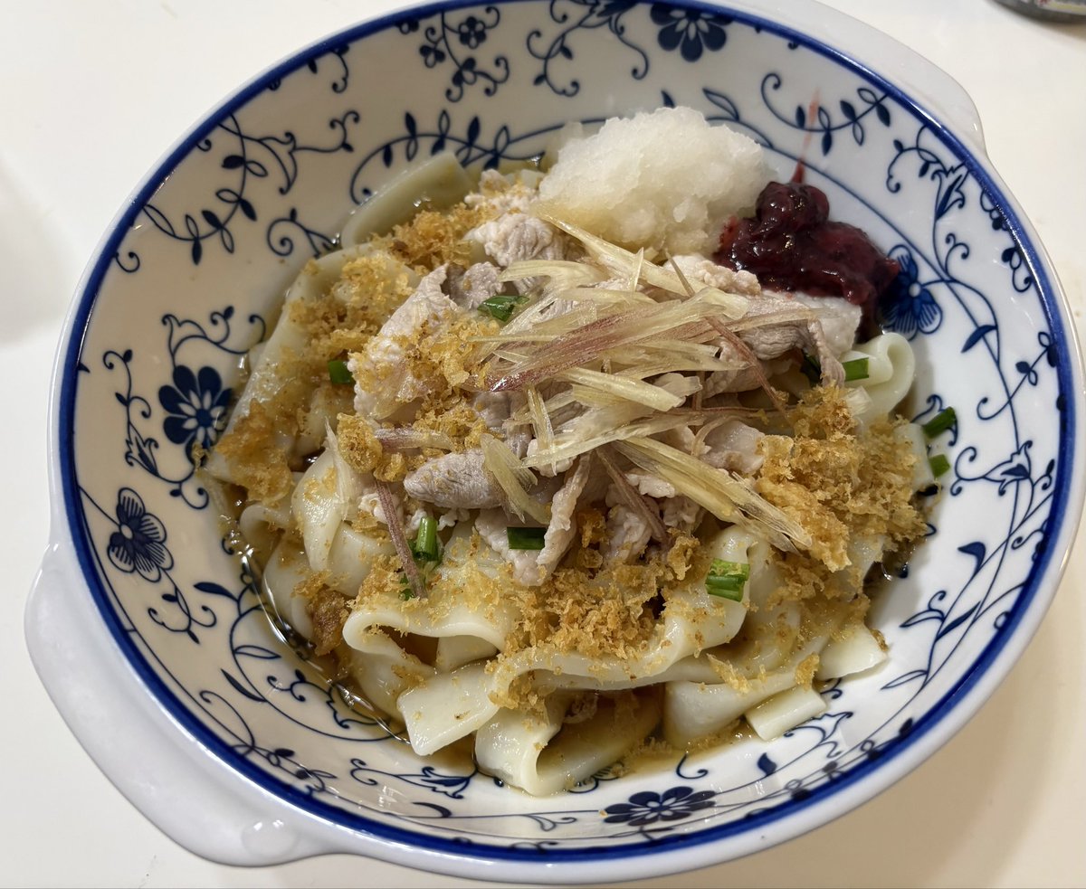 matsu_412's tweet photo. 前日天ぷら屋さんでいただいた揚げ玉を使いたかったので、今日は冷やしうどんだ！ https://t.co/j4FkMFpfKk