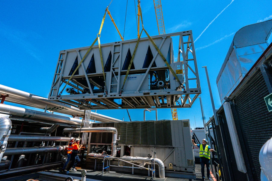 Feria_CR's tweet photo. ❄️ @Daikin_es ha reforzado la climatización de uno de los centros de datos de Nabiax en Madrid con una unidad enfriadora temporal de 650 kW, garantizando la estabilidad térmica durante los meses de mayor demanda estival. https://t.co/lyg7cfbxqN