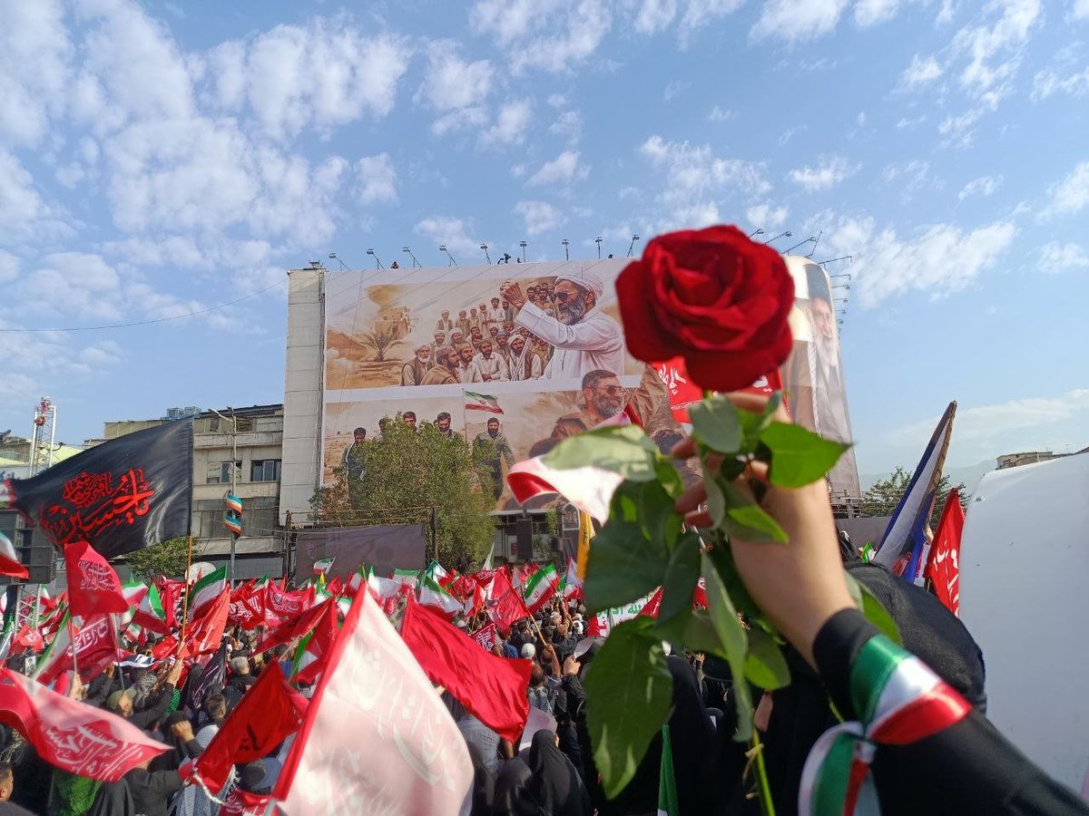 JanFda71014's tweet photo. زمین زیر پای این جمعیتِ میلیونی لرزید؛ تا آسمان بداند که ما برایِ آمدنِ تو، جهانی را به لرزه درمی‌آوریم.
           اللهم عجل لولیک الفرج 🤲🏻#ای_پسر_فاطمه_منتظر_تو_هستیم https://t.co/u2Tf4Zbs4T