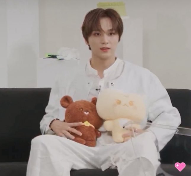xneojunx's tweet photo. haechan taking care of both haepu and dogungppang 🥹🥹❤️‍🩹 dongdong bros miss youuuuuu…. https://t.co/Jd7cwceRuD