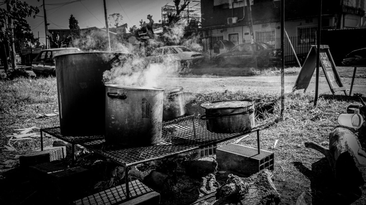 Red__Accion's tweet photo. Más abrigo y deuda: el invierno de los hogares argentinos en el gobierno de Milei

El nuevo vocero, Adrián Ravier, sugirió a las familias argentinas que se abriguen y reconoció que el incremento de tarifas está por encima de la inflación. https://t.co/im5EmsS7nb Por @op_sur https://t.co/uzNWrgaQOR