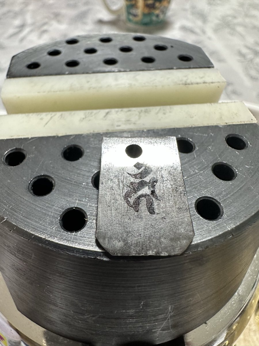 mugon43's tweet photo. 残欠根付け(梵字)の在庫がなくなったので作っています。
作るの大変ですしあんまり売れなさそうなのでコミケには2個くらい作って持っていきます。
まずは下書き https://t.co/rgm3V54Oei