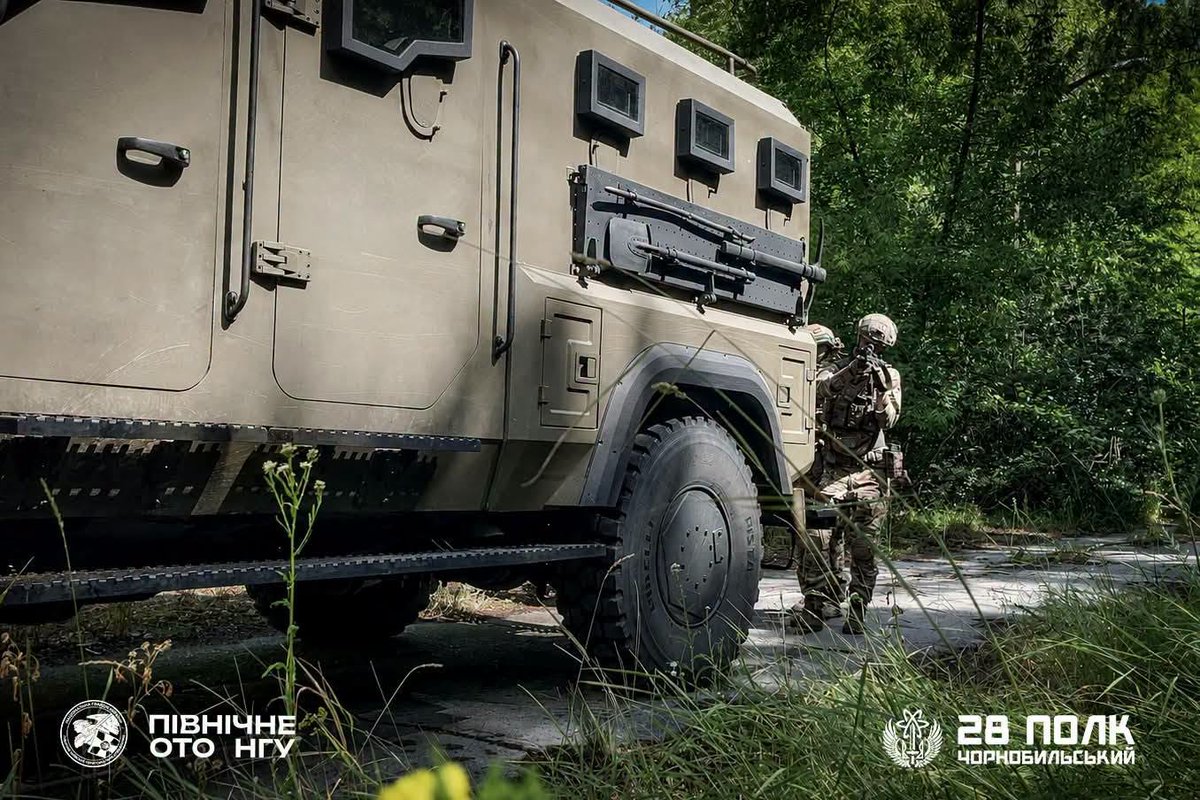 ngu_north's tweet photo. Злагодженість, взаємодія та готовність діяти в будь-якій ситуації. Військовослужбовці 28 Чорнобильського полку відпрацювали взаємодію з бронетехнікою: пересування, використання броні як укриття, контроль секторів, зв'язок і швидке реагування. Кожне тренування — крок до перемоги. https://t.co/Fs0GjEBz8l