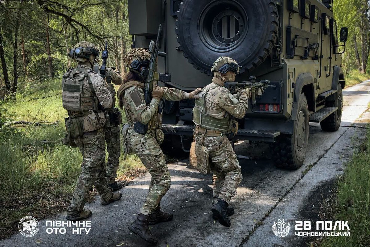 ngu_north's tweet photo. Злагодженість, взаємодія та готовність діяти в будь-якій ситуації. Військовослужбовці 28 Чорнобильського полку відпрацювали взаємодію з бронетехнікою: пересування, використання броні як укриття, контроль секторів, зв'язок і швидке реагування. Кожне тренування — крок до перемоги. https://t.co/Fs0GjEBz8l