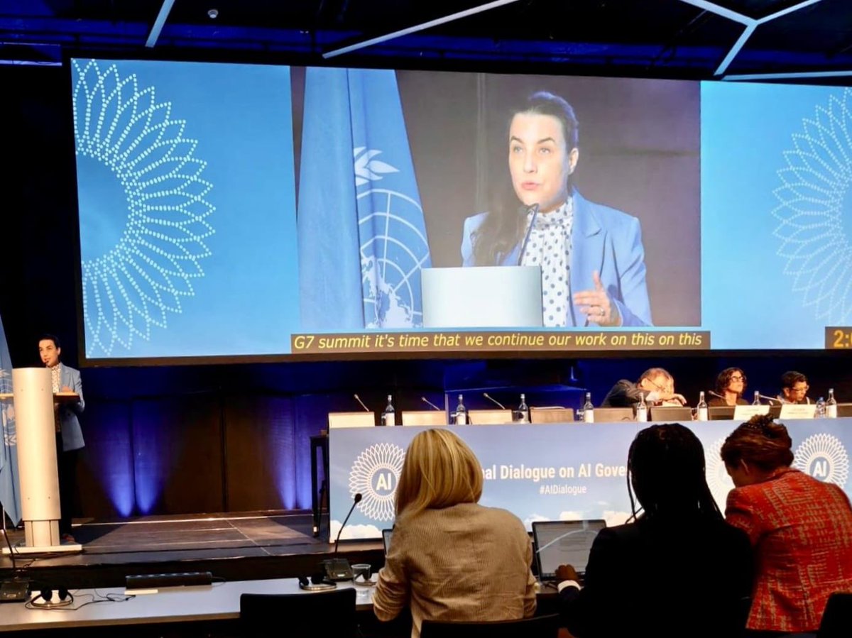 FranceONUGeneve's tweet photo. Une #IA digne de confiance repose sur des règles communes. Au Dialogue mondial sur la gouvernance de l’IA, la 🇫🇷 a appelé à renforcer les standards internationaux de sûreté, de sécurité et de transparence, avec un rôle central de l'ONU, pour une IA au service du bien commun. https://t.co/SJidlU1snz