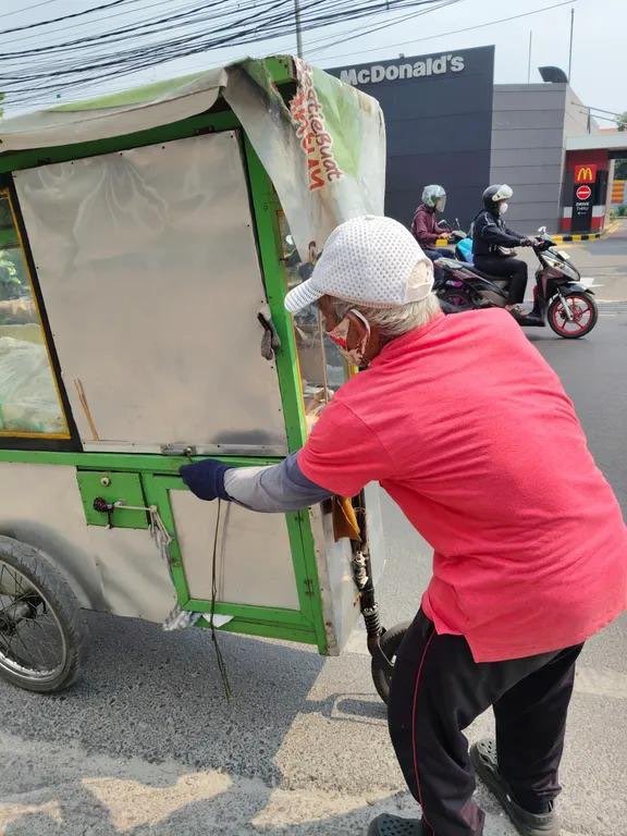 mamahmuda1_'s tweet photo. warga Cimahi yang kebetulan liat Bapak ini utk berkenan menyisihkan sebagian uangnya buat beli dagangan bapak ini, beliau jualan kerupuk bawang harga kerupuknya 5rb
Ya Allah limpahkan rezeki dan sehatkan Bapak ini, jadikan setiap langkahnya menjadi amal ibadah dan pahala untuknya..
Aamiin 😇
cc: ankiagisti