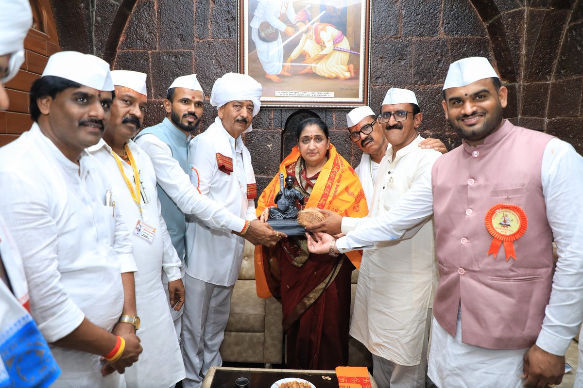 SunetraA_Pawar's tweet photo. आज देहूनगरीत जगद्गुरु संतश्रेष्ठ तुकाराम महाराजांच्या पालखी प्रस्थान सोहळ्यात सहभागी होत माऊलींच्या पादुकांचं दर्शन घेतलं, विधीवत पूजा-आरती केली आणि आशीर्वाद घेतले.

वारकरी संप्रदायाची अखंड भक्ती, समर्पण आणि सेवाभाव प्रत्येकाला प्रेरणा देणारा आहे. श्री विठ्ठलाच्या कृपेनं सर्वांच्या आयुष्यात सुख, शांती, समृद्धी लाभो आणि राज्यात भरघोस पीक नांदो, हीच चरणी प्रार्थना.

रामकृष्ण हरी!

#जगद्गुरु_संत_तुकाराम_महाराज
#पालखी_प्रस्थान_सोहळा