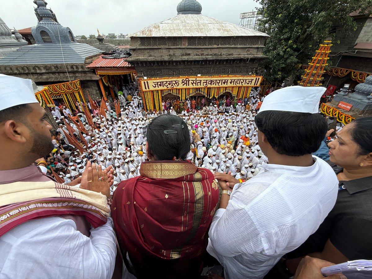 SunetraA_Pawar's tweet photo. आज देहूनगरीत जगद्गुरु संतश्रेष्ठ तुकाराम महाराजांच्या पालखी प्रस्थान सोहळ्यात सहभागी होत माऊलींच्या पादुकांचं दर्शन घेतलं, विधीवत पूजा-आरती केली आणि आशीर्वाद घेतले.

वारकरी संप्रदायाची अखंड भक्ती, समर्पण आणि सेवाभाव प्रत्येकाला प्रेरणा देणारा आहे. श्री विठ्ठलाच्या कृपेनं सर्वांच्या आयुष्यात सुख, शांती, समृद्धी लाभो आणि राज्यात भरघोस पीक नांदो, हीच चरणी प्रार्थना.

रामकृष्ण हरी!

#जगद्गुरु_संत_तुकाराम_महाराज
#पालखी_प्रस्थान_सोहळा