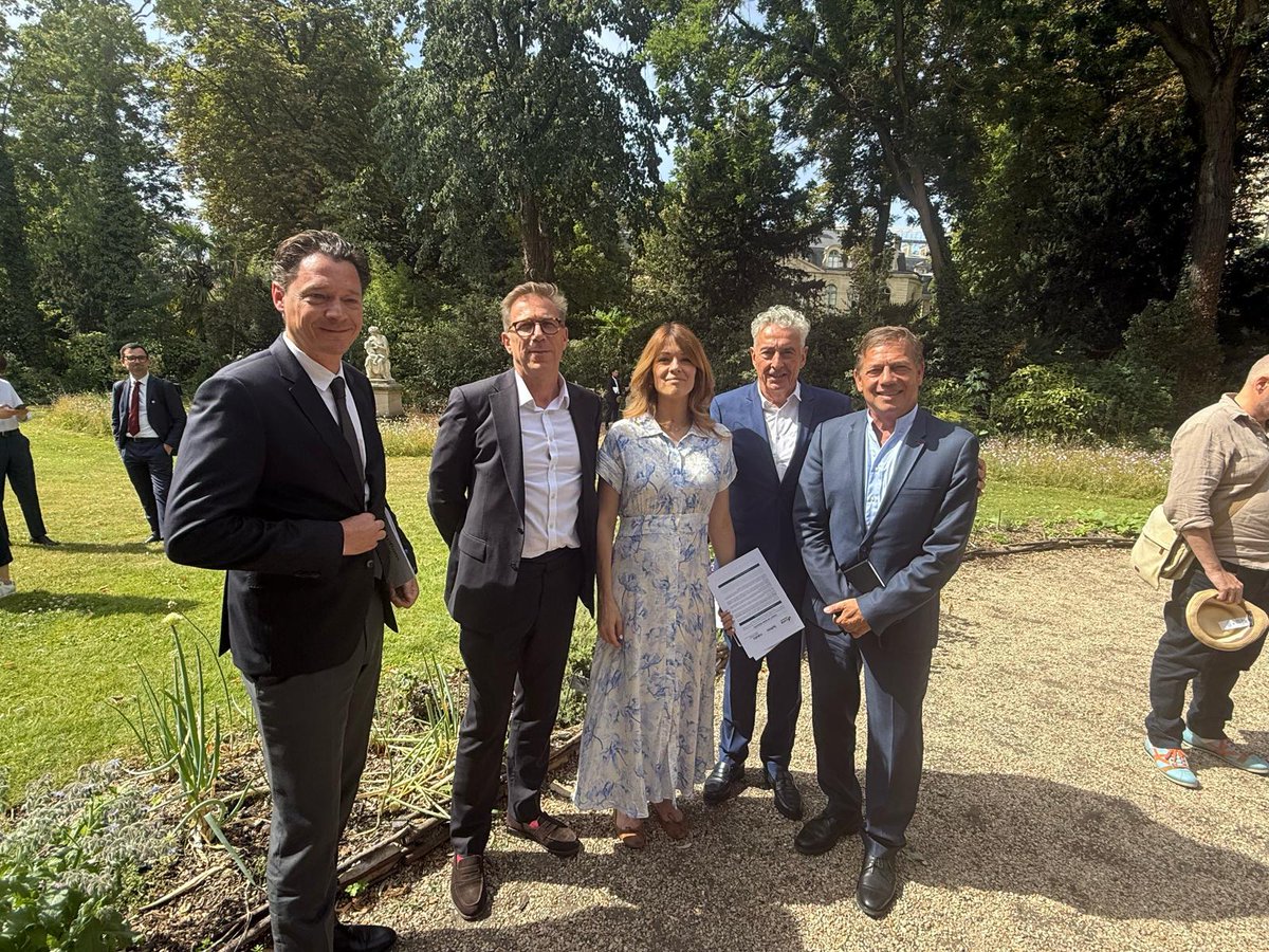 capeb_fr's tweet photo. ⚡ #COMMUNIQUE | Accélérer l'électrification des logements, c'est donner aux artisans les moyens d'accompagner la transition énergétique sur le terrain.

La CAPEB, #COEDIS et @credit_sofinco unissent leurs forces pour favoriser le remplacement des systèmes de chauffage à énergie fossile par des pompes à chaleur, en apportant des solutions concrètes aux entreprises artisanales comme aux particuliers.

Parce qu'accélérer la transition énergétique suppose d'accompagner à la fois les professionnels et leurs clients, ce partenariat repose sur trois leviers complémentaires :
🔹 Former les artisans pour aller plus loin dans l'accompagnement de leurs clients
Des ateliers et workshops seront déployés partout en France afin d'accompagner les entreprises artisanales dans leur montée en compétence sur les solutions de financement, dans le respect du cadre réglementaire. L'objectif : leur permettre de proposer une offre globale, du conseil technique jusqu'à la solution de financement.
🔹 Faciliter le passage à l'acte des ménages
En rapprochant expertise technique, distribution et financement, ce partenariat simplifie les parcours des particuliers, sécurise le reste à charge et facilite la concrétisation des projets de rénovation énergétique.
🔹 Renforcer durablement la filière
Cette alliance s'appuie sur la complémentarité des réseaux de la CAPEB, de COEDIS et de Sofinco pour accompagner la montée en puissance des pompes à chaleur, tout en garantissant un suivi partagé, transparent et exigeant des résultats sur le terrain.

💬 « Les entreprises artisanales sont des acteurs incontournables de la transition énergétique. Pour accélérer le remplacement des équipements de chauffage à énergie fossile, elles doivent pouvoir proposer à leurs clients un accompagnement complet, associant expertise technique et solutions de financement adaptées. 

Ce partenariat constitue une réponse concrète pour lever les freins à la décision, renforcer les compétences des artisans et développer leur activité au service des ménages. »  @reponcapeb président de la CAPEB.

En savoir + : https://t.co/H3MGWjrpDj