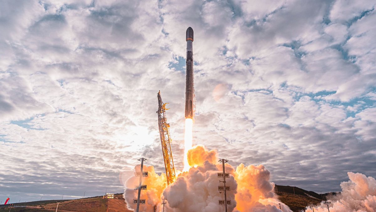 StockMKTNewz's tweet photo. When the stock market opens today SpaceX $SPCX will offically be a member of the NASDAQ 100 $QQQ https://t.co/b4Wy9XvWHM