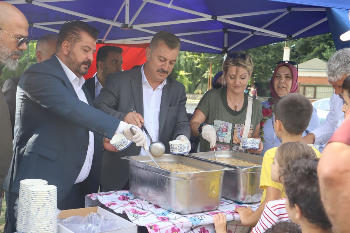 FikretAslanAP's tweet photo. Osmangazi İlçe Teşkilatımız ile birlikte Botanik Park’ta düzenlenen aşure programına katılarak hemşehrilerimizle bir araya geldik.

Muharrem ayının manevi ikliminde; paylaşmanın, bereketin ve kardeşliğin simgesi olan aşure etrafında gönüllerimizi buluşturduk. Birliğimizin ve beraberliğimizin daim olmasını temenni ediyor, programa emek veren herkese teşekkür ediyorum.