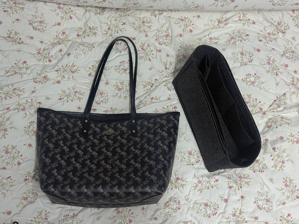 justtungthings's tweet photo. ส่งต่อ กระเป๋า coach city tote bag ลายรถม้า สามารถใช้ได้ทั้งด้านในและด้านนอกค่ะ แถมที่จัดระเบียบไปให้ค่ะ

มีตำหนิ ‼️ ตามเมนชั่นด้านล่าง
2000รส (ทักมาคุยกันก่อนได้ค่ะ)

#coachthailand #ส่งต่อcoach #กระเป๋าcoach #ส่งต่อกระเป๋า
#ส่งต่อกระเป๋าแบรนด์เนม #coachมือสอง https://t.co/78XDS7cft6