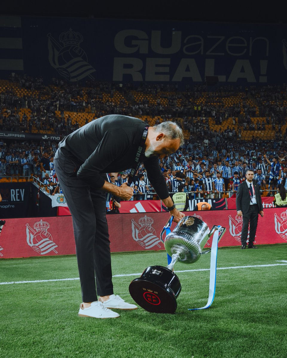 RealSociedad's tweet photo. 🥹 Buscad a alguien que os mire así. https://t.co/91ZemTr8rL