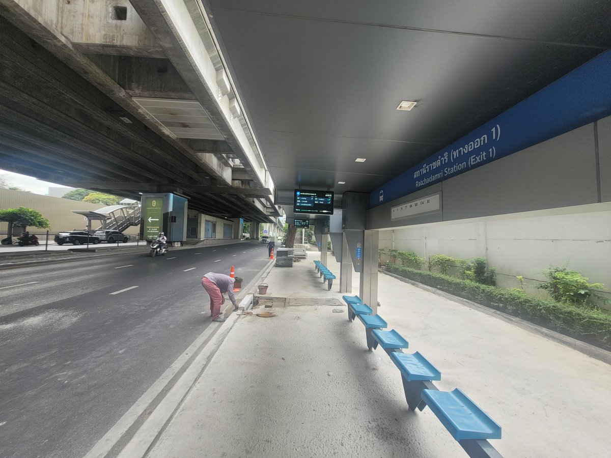 bettersidewalk1's tweet photo. Sidewalk should be the project of love,  not done in a hurry out of anger or popularity.

Its foundation, non-slip material, installation all need special care and plan. I saw workers in Bangkok did it the right way. Just look at the nice concrete slab.

📍Bangkok https://t.co/kMD6fl8ZSh