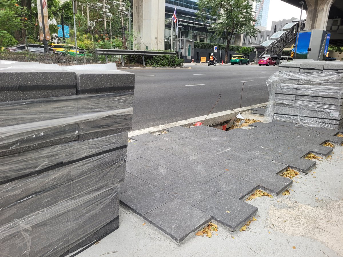 bettersidewalk1's tweet photo. Sidewalk should be the project of love,  not done in a hurry out of anger or popularity.

Its foundation, non-slip material, installation all need special care and plan. I saw workers in Bangkok did it the right way. Just look at the nice concrete slab.

📍Bangkok https://t.co/kMD6fl8ZSh