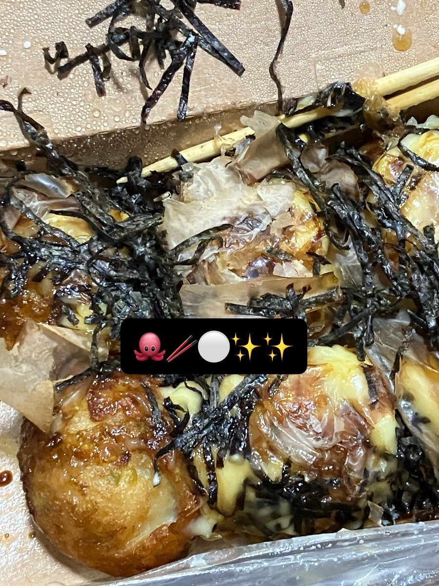Kakaaa0628's tweet photo. 家に帰る途中、近所にたこ焼き屋さんがあるのを大発見☺️🍀
さっそく買って帰って食べる🫡✨
（私が持ち帰ったら、見た目ものすごくブサイクになっちゃったんだけど🤣🤣） https://t.co/IqxYTvMOSd