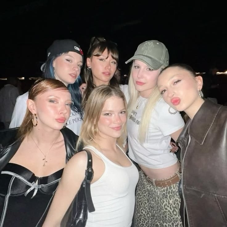arda1stt's tweet photo. TPOP’UN BLACKPINK VE BTS’İ https://t.co/gDOVfImIyx