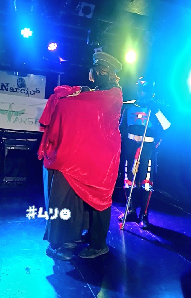 tsukiya_fff's tweet photo. トコロザワンと総統でチェキ撮ったらトコロザワンが自由過ぎたやつ https://t.co/HIUWg7hmr4