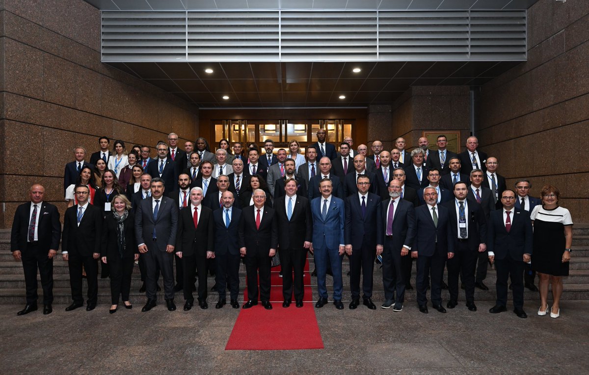 VefaKuzu's tweet photo. 🇹🇷🇺🇸 Ankara’da düzenlenecek 2026 NATO Zirvesi öncesinde, TOBB ev sahipliğinde gerçekleştirilen TOBB-ABD Ticaret Odası Savunma Sanayi Çalışma Toplantısı’na katıldık.

Millî Savunma Bakanımız Sayın Yaşar Güler, ABD Savunma Bakanlığı Müsteşarı Sayın Michael Duffey, TOBB Başkanımız Sayın M. Rifat Hisarcıklıoğlu, TOBB Türkiye Savunma Sanayi Meclisi Başkanımız Sayın Ahmet Akyol, Ankara Sanayi Odası Başkanımız Sayın Seyit Ardıç, ABD Ticaret Odası Savunma ve Havacılık Konseyi Başkanı Sayın Keith Webster ve Türk-Amerikan savunma/havacılık sanayii temsilcileriyle bir araya geldik.

Toplantıda, iki ülke arasındaki savunma sanayii ve havacılık alanındaki iş birliği imkânları değerlendirildi.

Bu değerli organizasyon için başta TOBB Başkanımız Sayın M. Rifat Hisarcıklıoğlu olmak üzere TOBB’a, ABD Ticaret Odası’na ve emeği geçen herkese teşekkür ederim.

@tcsavunma @RHisarciklioglu @AhmetAkyol @seyit_ardic @TOBBiletisim @USChamber