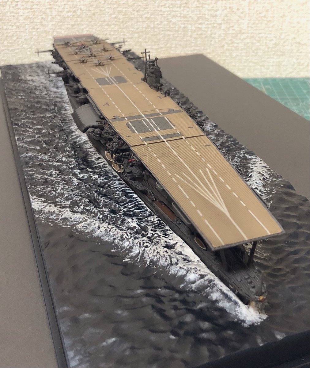 KM19412's tweet photo. 波シリーズ3作品並べてみました。
1作目、戦艦大和
2作目、空母信濃
3作目、空母赤城
それぞれ海の色合いが異なるように製作しています🌊 https://t.co/1aMuO4gUAo