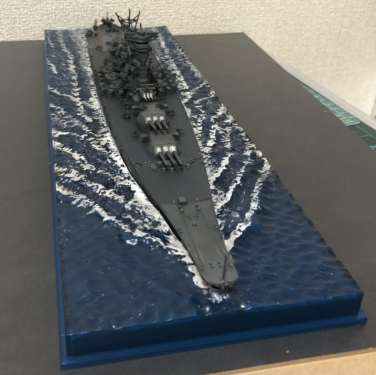 KM19412's tweet photo. 波シリーズ3作品並べてみました。
1作目、戦艦大和
2作目、空母信濃
3作目、空母赤城
それぞれ海の色合いが異なるように製作しています🌊 https://t.co/1aMuO4gUAo