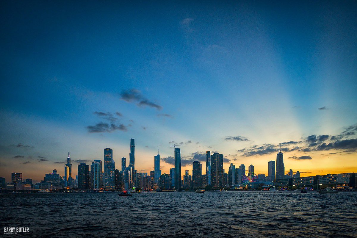 barrybutler9's tweet photo. Skyline Rays.  Chicago skyline view at sunset this past week from Lake Michigan. https://t.co/IlilBqFJp6