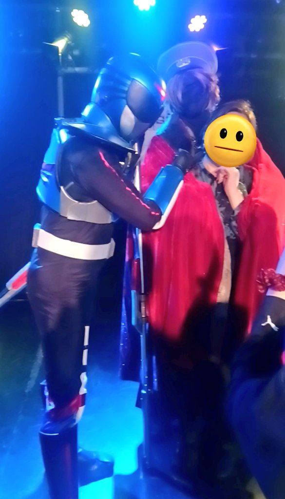 tsukiya_fff's tweet photo. トコロザワンと総統でチェキ撮ったらトコロザワンが自由過ぎたやつ https://t.co/HIUWg7hmr4