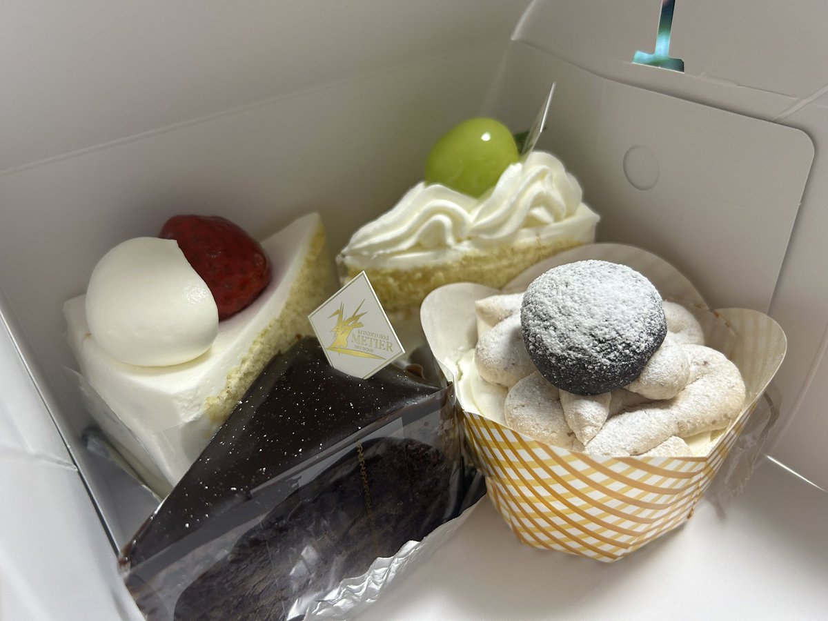 Nitamago_desu's tweet photo. ケーキたべるます！ https://t.co/8LzOL1RKCB