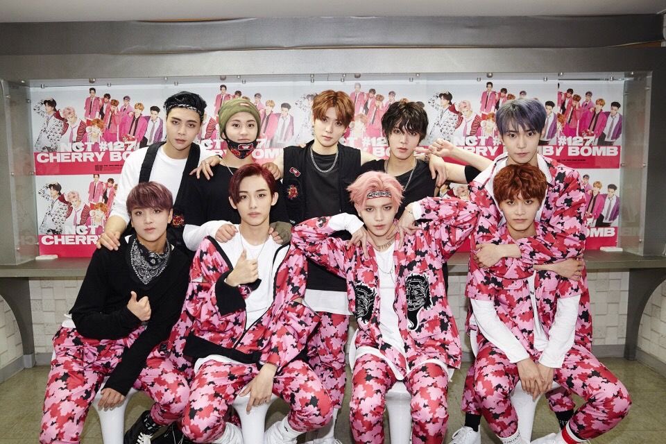 roa_s23's tweet photo. 260707 イリチル 10周年ライブ #ROA翻訳 

今日ヘチャンは元々チェリボム衣装の予定だったけど「🐻絶対着たくない」って言ったからFactCheckになったってwwwwwwwww https://t.co/YhCSn9DDYp