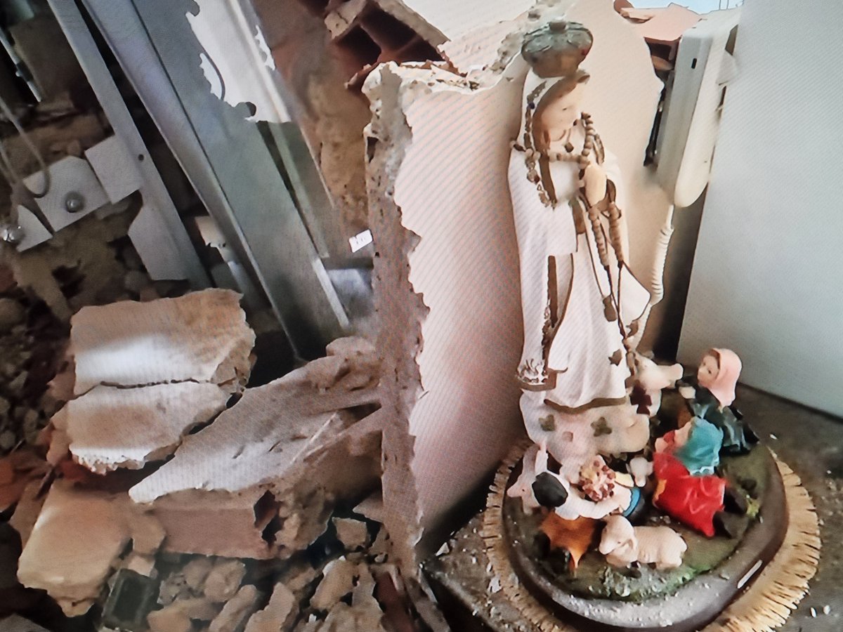 morandavid's tweet photo. Una figura de la virgen quedó intacta en un apartamento en Playa Grande. Unos hablarán de probabilidades. Muchos de un milqgro. Quizás alguien se la robe
 Pero en un pais católico la foto es poderosa: la fé no la derrumba nada https://t.co/E4XNuYjVeU