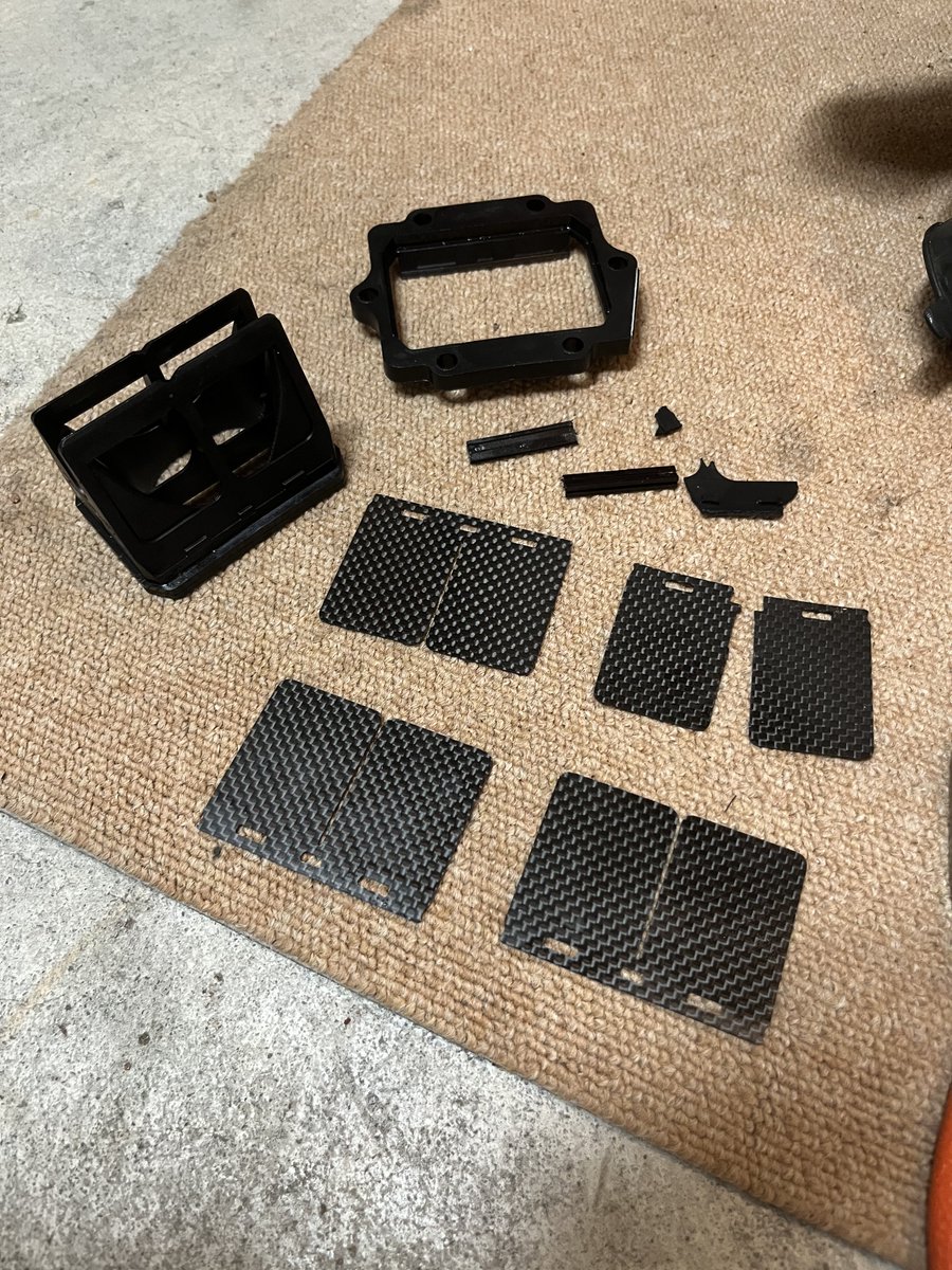 rabbit_George53's tweet photo. 突然の不調になったKDX220

キャブレター以外に原因がありそう🤔とバラしていると、変な破片がポロリ

リードバルブ（中華Ｖフォース）がバラバラに砕けてました🥲
そりゃエンジンかからんわ https://t.co/vbp1DhiqTS