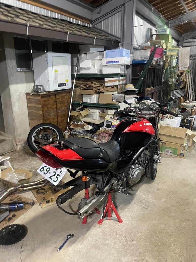 UcheenZ33's tweet photo. 明日のゼミのエゲツい課題ひとつも手つけてないけどバイクいじり止まらん https://t.co/oKwqMdb3Ne
