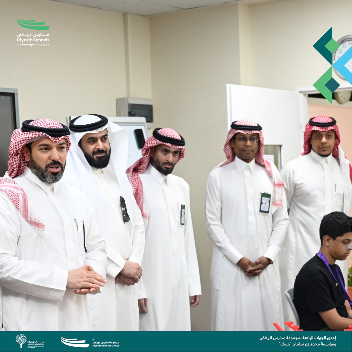 SchoolsRiyadh's tweet photo. في زيارة تعكس دعم الموهبة والابتكار، اطّلع نائب الأمين العام لخدمات الموهوبين في @mawhiba الدكتور عبدالعزيز البشر على مشاريع طلبة برنامج موهبة الإثرائي الأكاديمي الذي تستضيفه #مدارس_الرياض_النموذجية حيث استعرض الطلبة ابتكاراتهم وأبحاثهم العلمية ضمن بيئة تعليمية محفزة على الإبداع. https://t.co/M29vaf3wWV