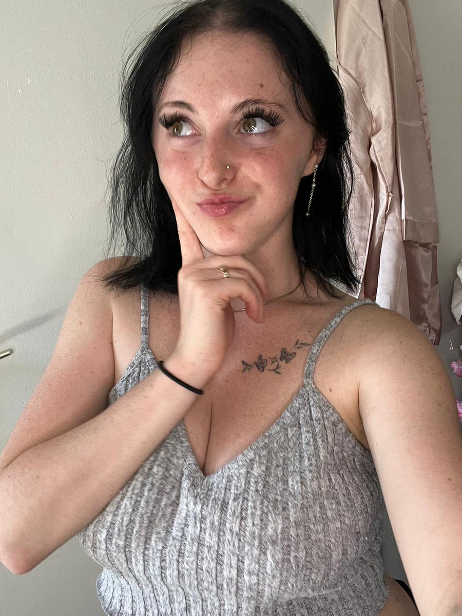 iammiiaoff's tweet photo. Ma chatte si -> commente 

Mon c*ul si -> ❤

Mes 🍒si -> RT

Si les 3 -> 🐱🍒🍑 https://t.co/mp7Lfm8Q1f