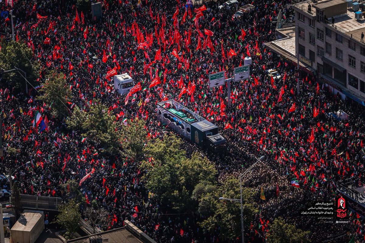 Mrs_morovati's tweet photo. این فقط یک تشییع نبود،
بلکه مطالبه انتقام و خونخواهی رهبر شهید انقلاب بود.
#ابر_رویداد_معاصر 
#باید_برخاست https://t.co/VraZcwW5Fm