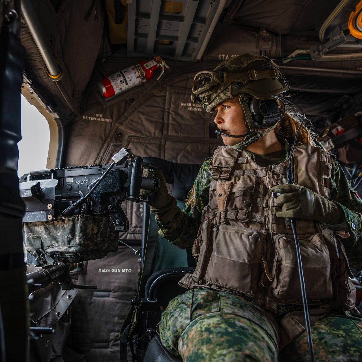 DefensieStas's tweet photo. Een mooie mijlpaal: prinses Amalia heeft haar periode als militair werkstudent bij de Koninklijke Luchtmacht afgerond.

Ik wens haar veel succes met het vervolg van haar Defensity College-programma bij de Koninklijke Marine. https://t.co/Ejgh2FBsNx