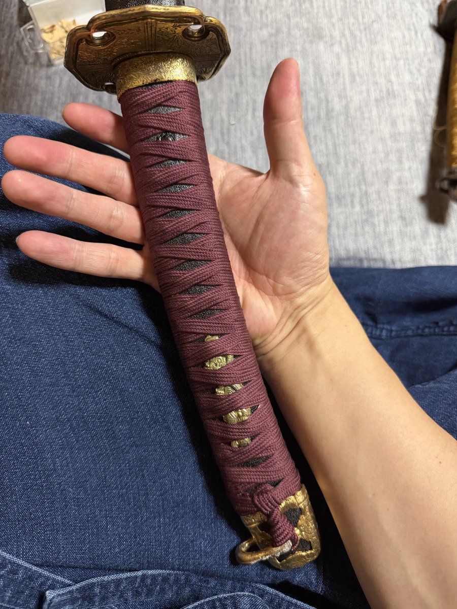 sakone_shogen's tweet photo. 韋包太刀製作
柄に韋を着せて柄巻を施しました
今回モデルにしているのは室町中期〜末期ごろの兜金を包まない韋包太刀なので、柄下地のみ黒革包に https://t.co/RtwmO4S7UU
