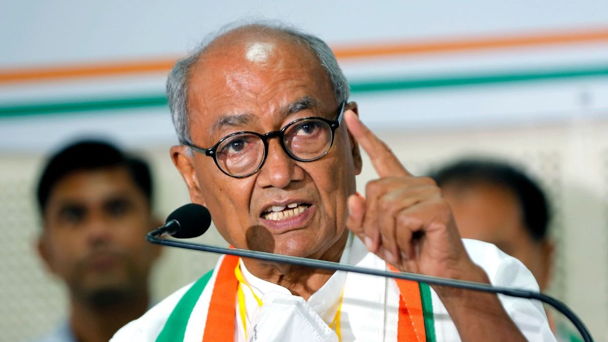 mpjansatta's tweet photo. दिग्विजय सिंह ने राज��ीति से लिया संन्यास।

भोपाल में Digvijaya Singh ने कहा अब राजनीति नहीं, केवल धर्म की रक्षा के लिए काम करूंगा।

उन्होंने कहा कि अब न राजनीति करेंगे, न भाषण देंगे और न ही सोशल मीडिया पर कुछ लिखेंगे।

#DigvijayaSingh #Bhopal #MPJansatta https://t.co/wK6jnKoRPr