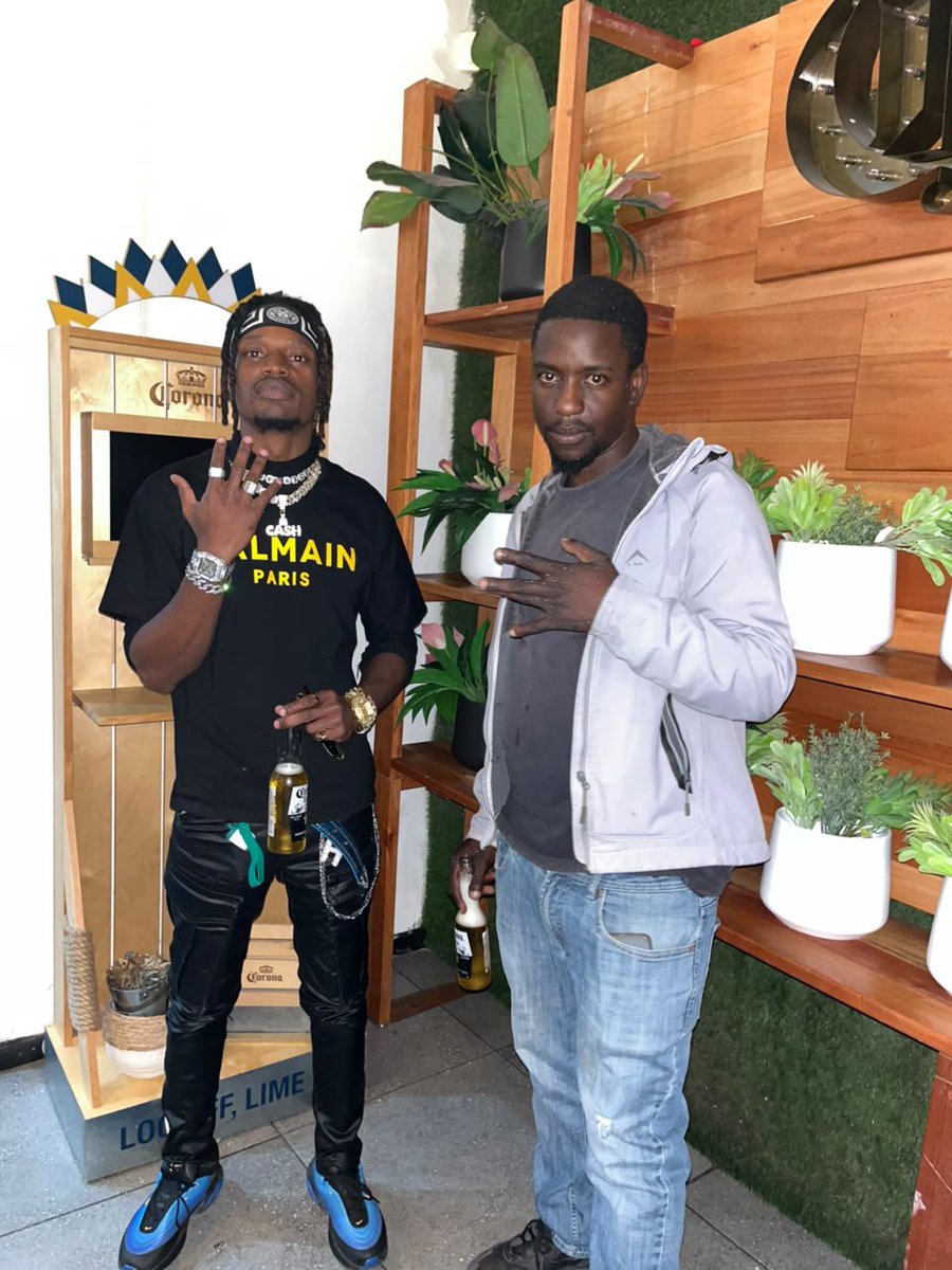 QueSteezy's tweet photo. https://t.co/7fNrW9x6a8