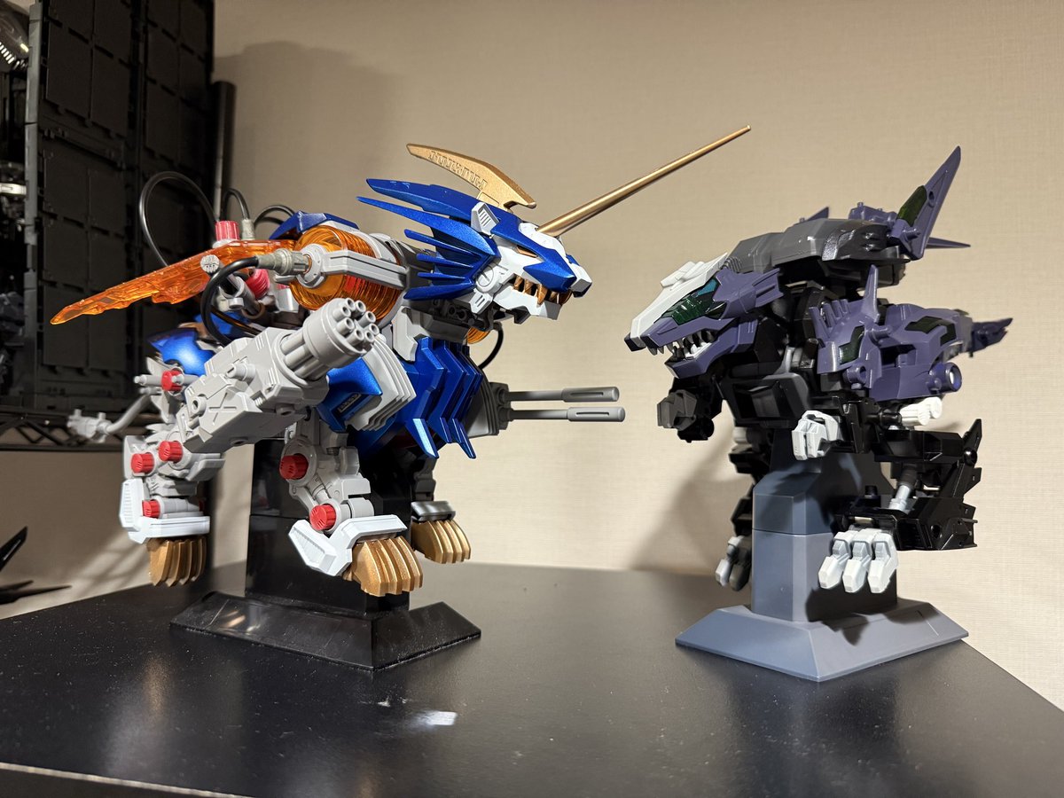 Griffiths3636's tweet photo. 荷電粒子を切り裂け『ウイングスラッシュ』
エナジーライガー　バン仕様完成。
凱龍輝RVに立ち向かう為の力をイメージして製作。
ライガー自体は顔周りの整形と首の可動化をメインに製作。電動ギミックは全て生かし若干首も連動。首の可動化で表情付けできて電動遊びできるから最高。
#ゾイド https://t.co/1eioZFeYLu