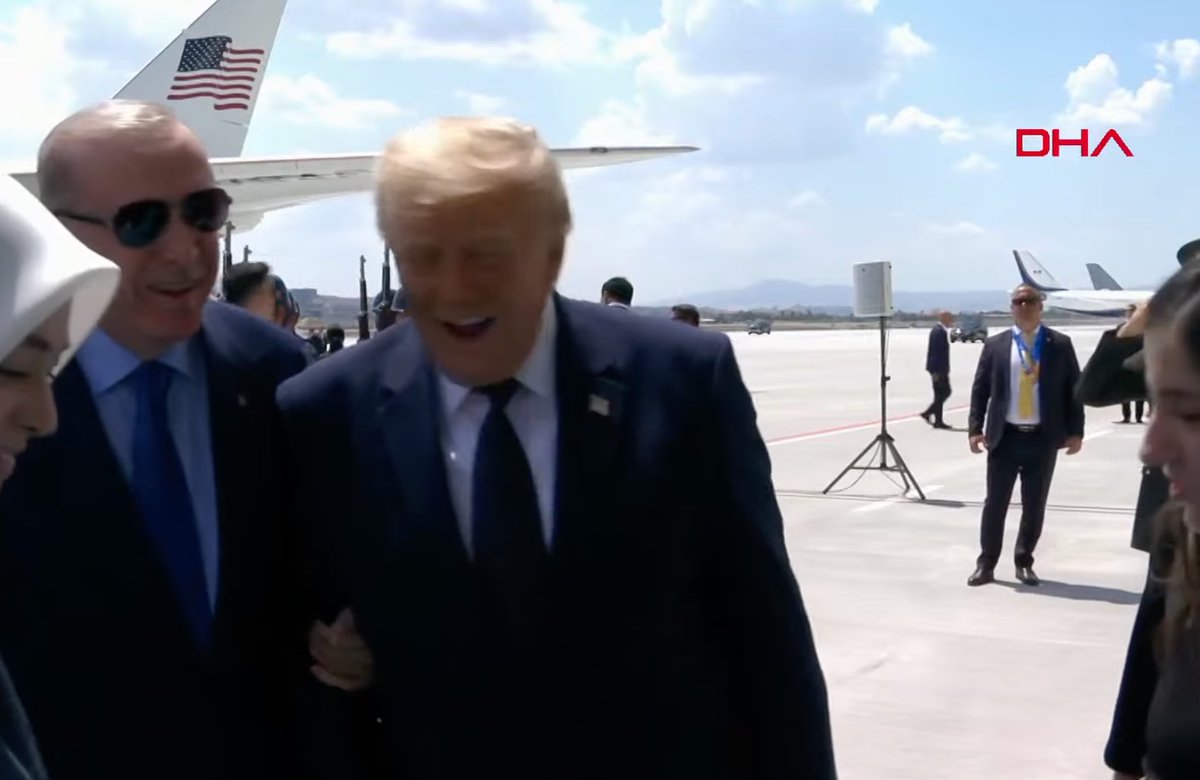 thhsynkrgz's tweet photo. Sn. Cumhurbaşkanı Erdoğan

ABD Başkanı Trump'ı karşılarken liderler diplomasisinde beden dilinin kitabını yazıyor

Her kare haftalarca konuşulur https://t.co/UpDk3LRosK