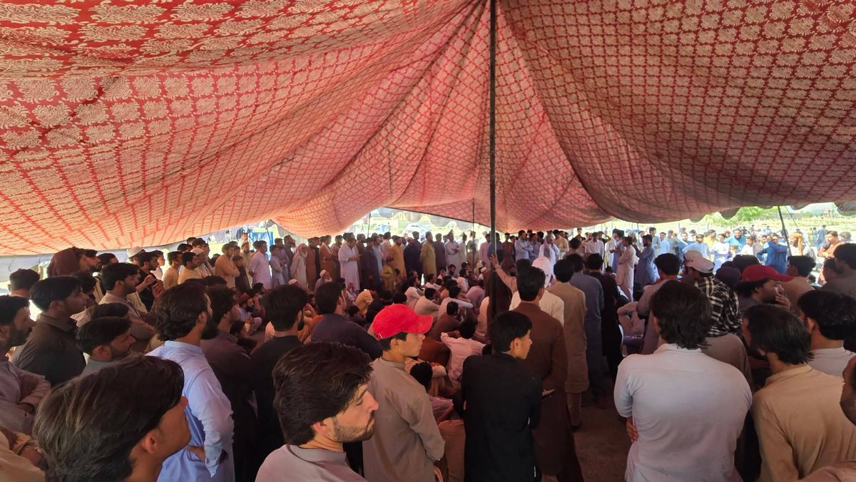 HamidUllah42823's tweet photo. Protests continue in Loy Sam following the killing of Abdur Razaq, the brother of Dr. Tariq, and in response to ongoing targeted killings. Civilian are demanding justice, accountability, and lasting peace, calling for an end to violence and the protection of innocent lives. https://t.co/IGnGNKX7n2